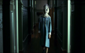 Una escena de El Orfanato (2017)