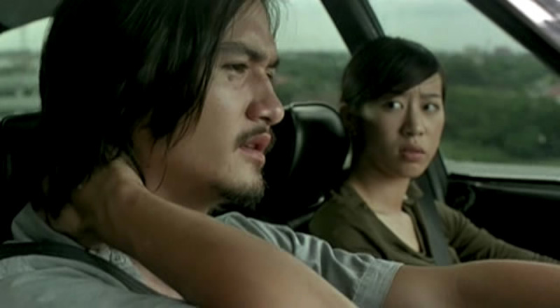 Ananda Everingham and Natthaweeranuch Thongmee in a scene from Shutter (2004)