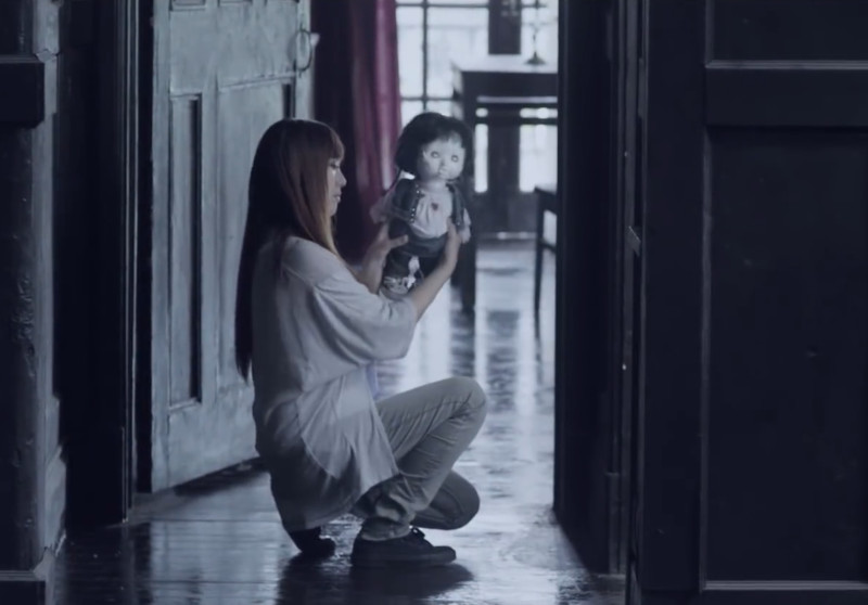 A creepy doll turns up outside Susu's door.