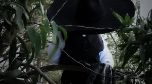 El duende sátiro (2016) - scene from the film, showing the monster hiding behind its sombrero