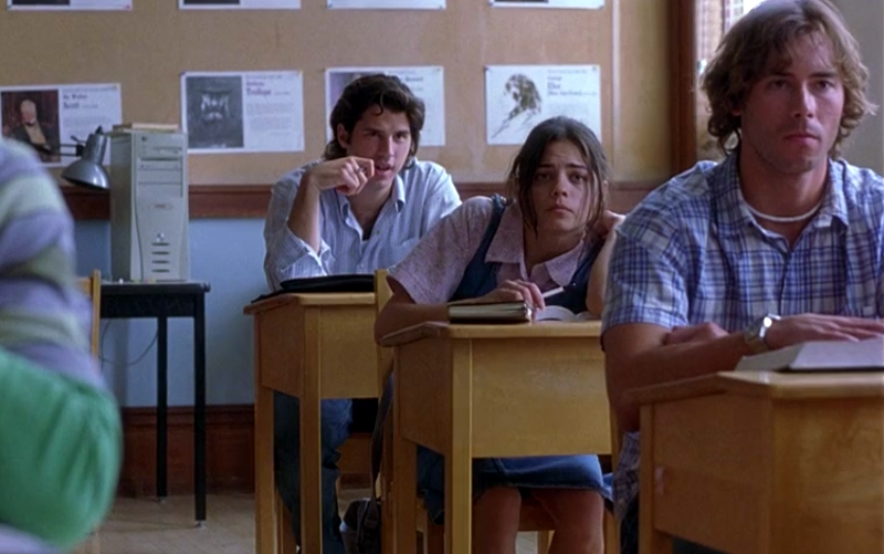 Jenna Dewan adopts a frumpy look in an early scene from Tamara (2005)