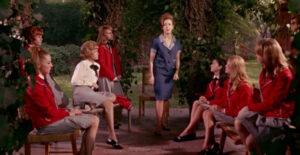 Claudia and her friends confide in Miss Lucia (Hasta el viento tiene miedo (1968))